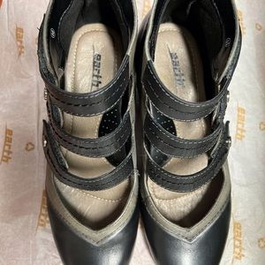 Earth Serano 6B Black Grey Leather Triple Strap Ankle Boot 2” Heel Women Shoes.